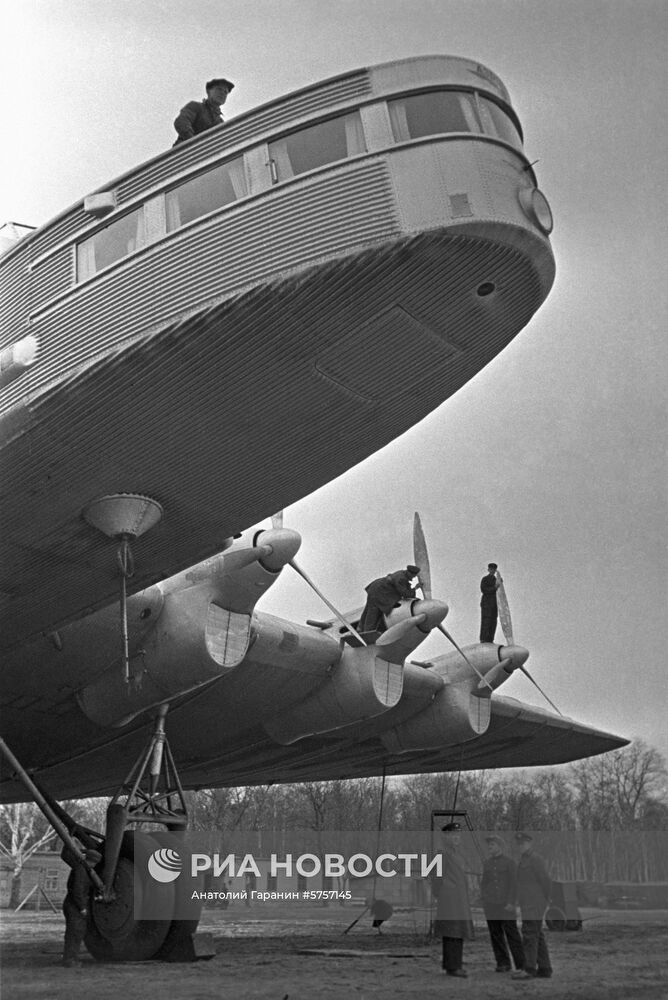 Самолет "Максим Горький"