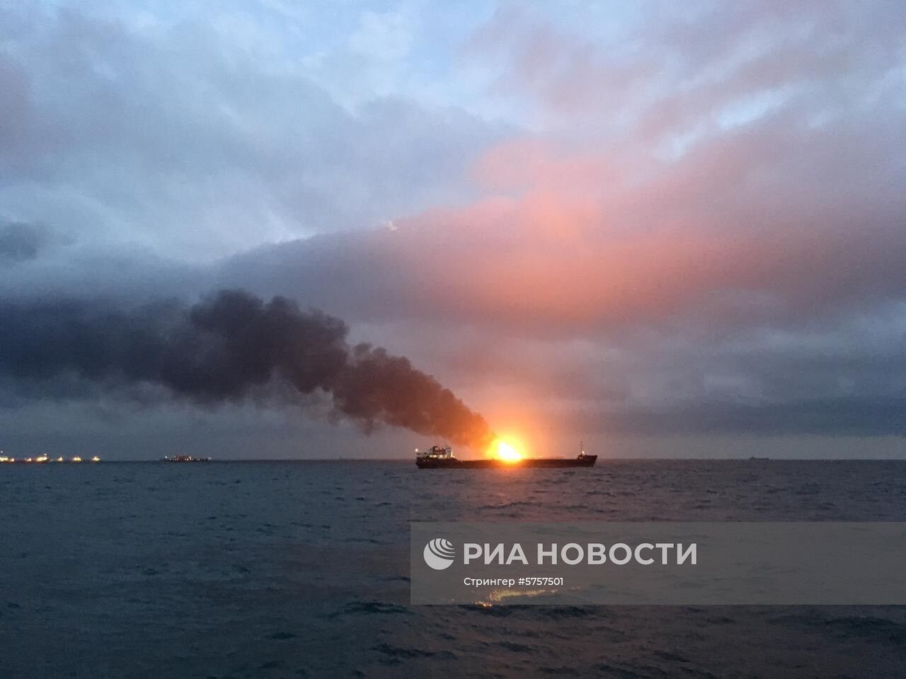 В Керченском проливе загорелись два судна 