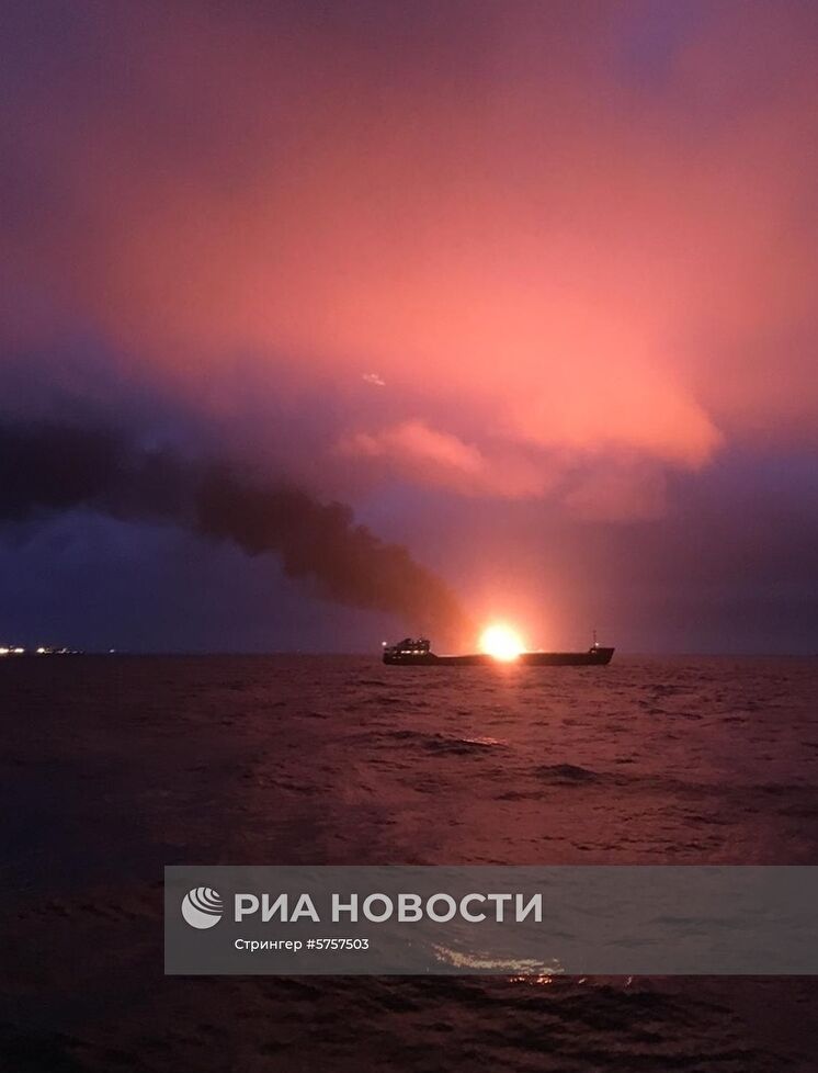 В Керченском проливе загорелись два судна 