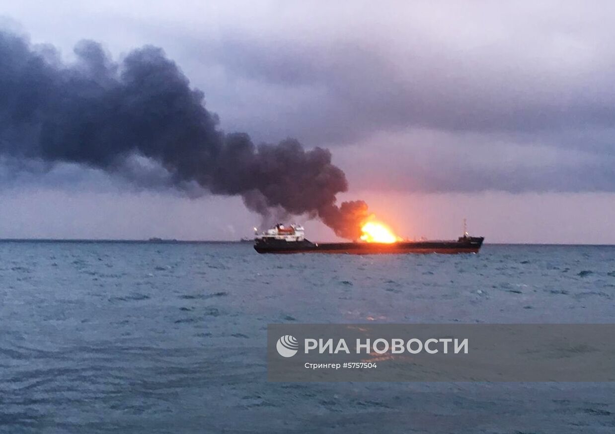 В Керченском проливе загорелись два судна 