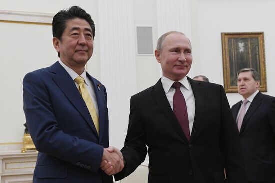 Президент РФ В. Путин встретился с премьер-министром Японии С. Абэ
