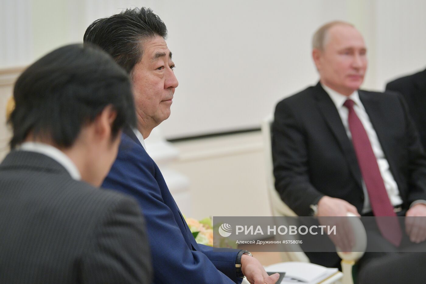 Президент РФ В. Путин встретился с премьер-министром Японии С. Абэ