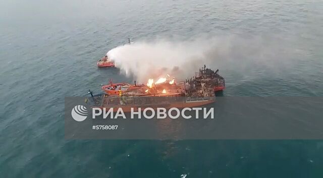 Тушение пожара на танкерах в Керченском проливе