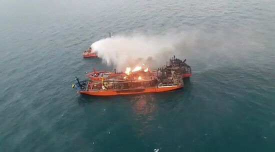 Тушение пожара на танкерах в Керченском проливе