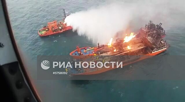 Тушение пожара на танкерах в Керченском проливе