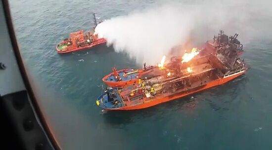 Тушение пожара на танкерах в Керченском проливе