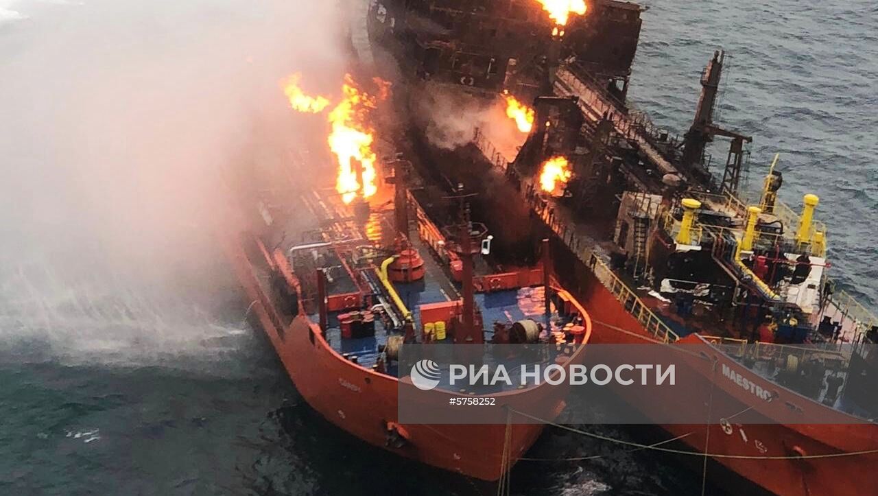 Тушение пожара на танкерах в Керченском проливе