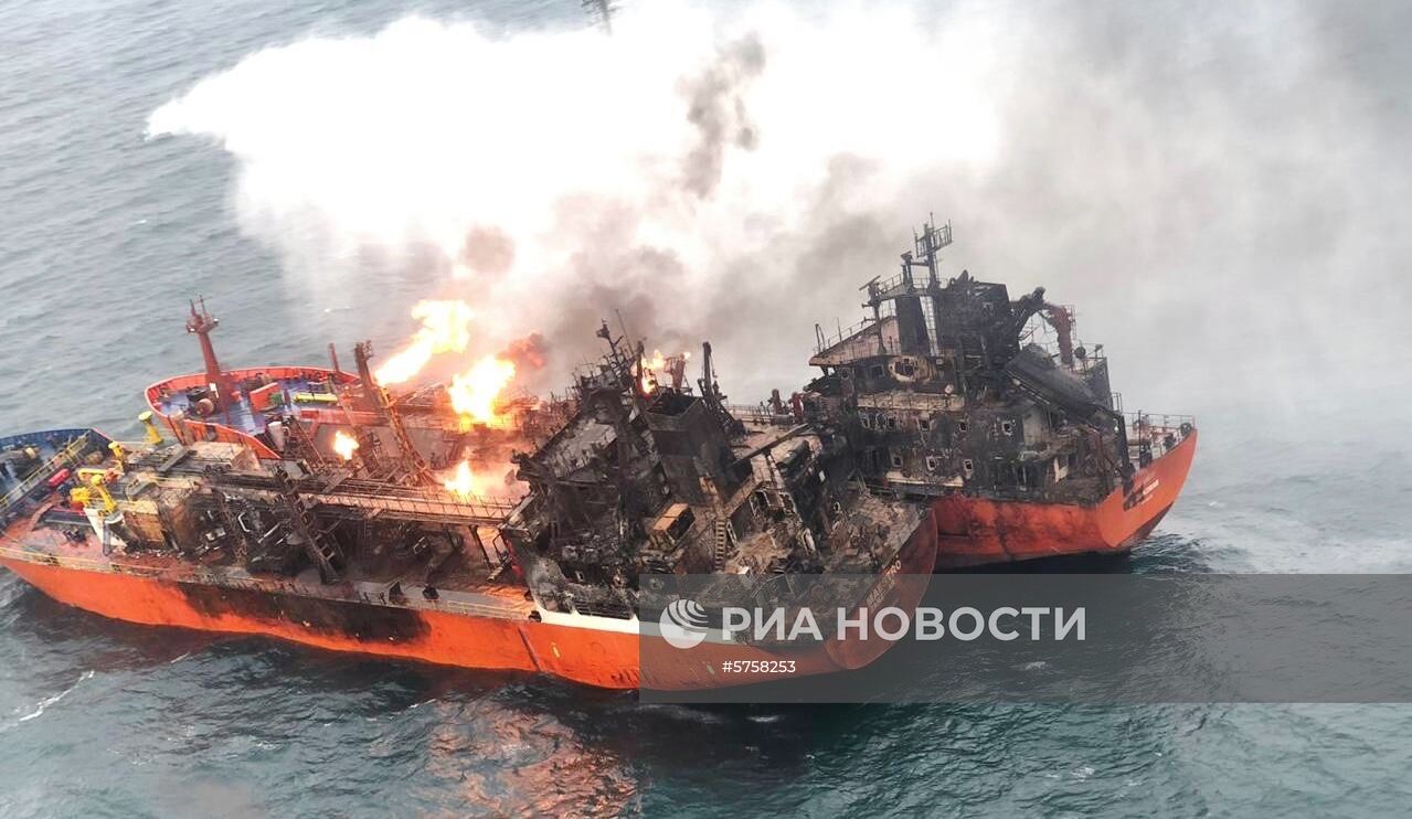 Тушение пожара на танкерах в Керченском проливе