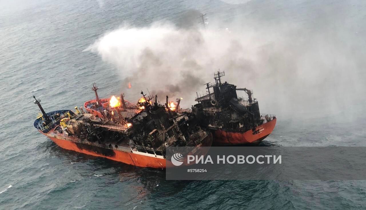 Тушение пожара на танкерах в Керченском проливе