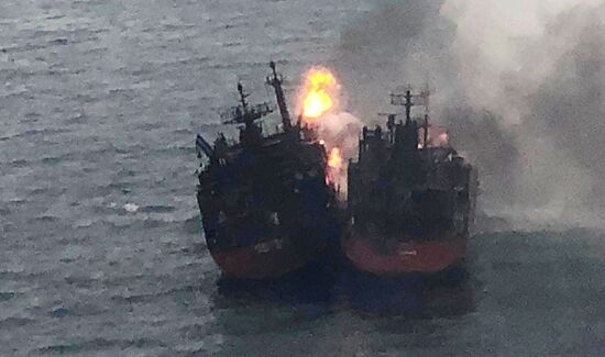 Тушение пожара на танкерах в Керченском проливе