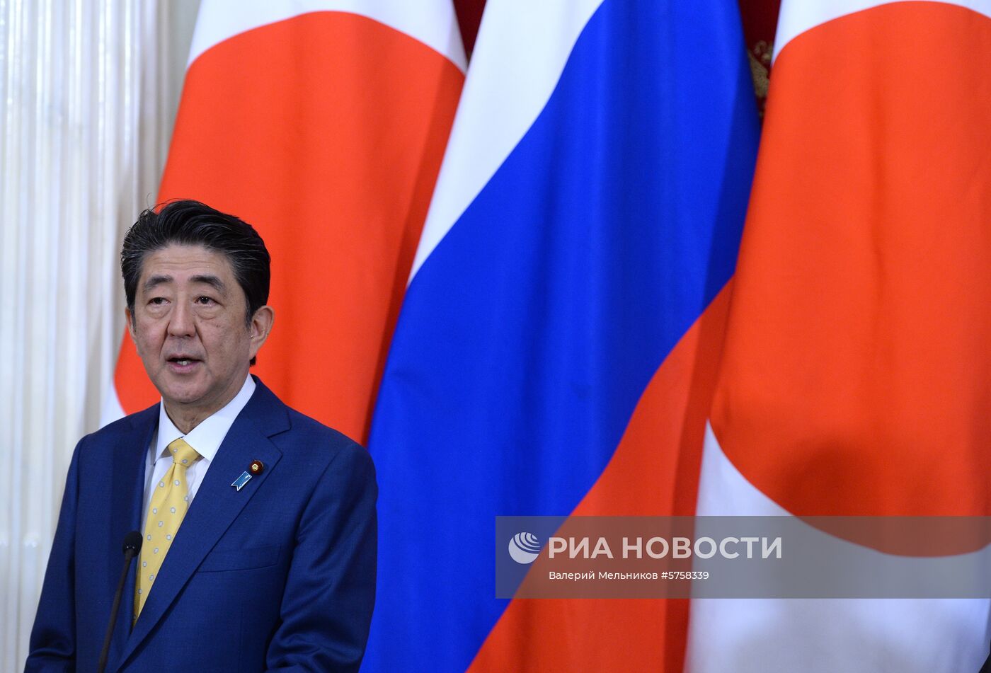 Президент РФ В. Путин встретился с премьер-министром Японии С. Абэ