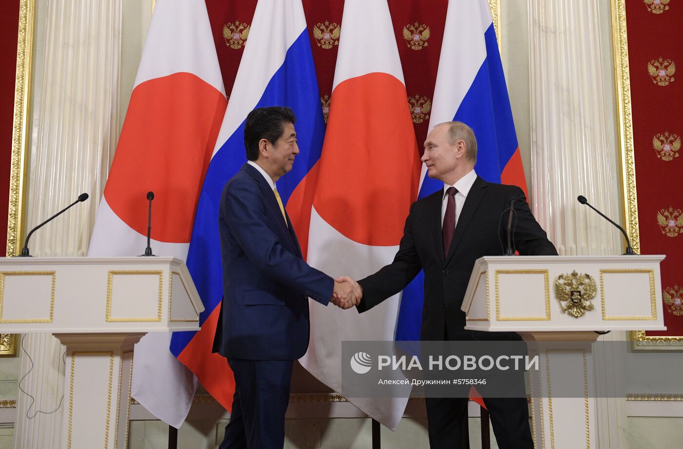 Президент РФ В. Путин встретился с премьер-министром Японии С. Абэ