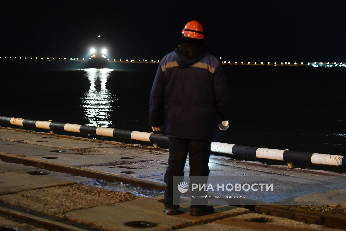 Пострадавшие моряки с горящих танкеров доставлены в Керчь