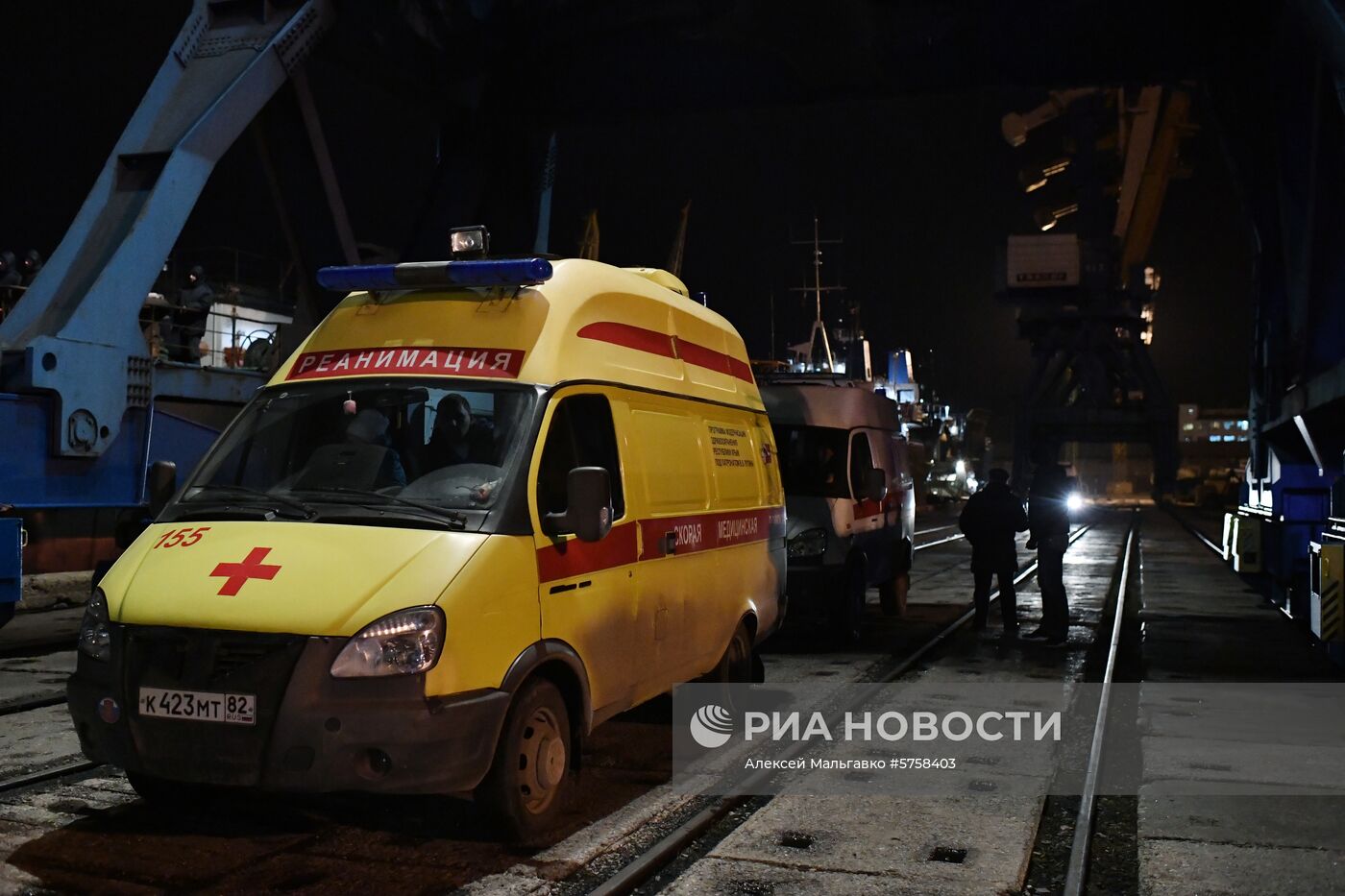 Пострадавшие моряки с горящих танкеров доставлены в Керчь