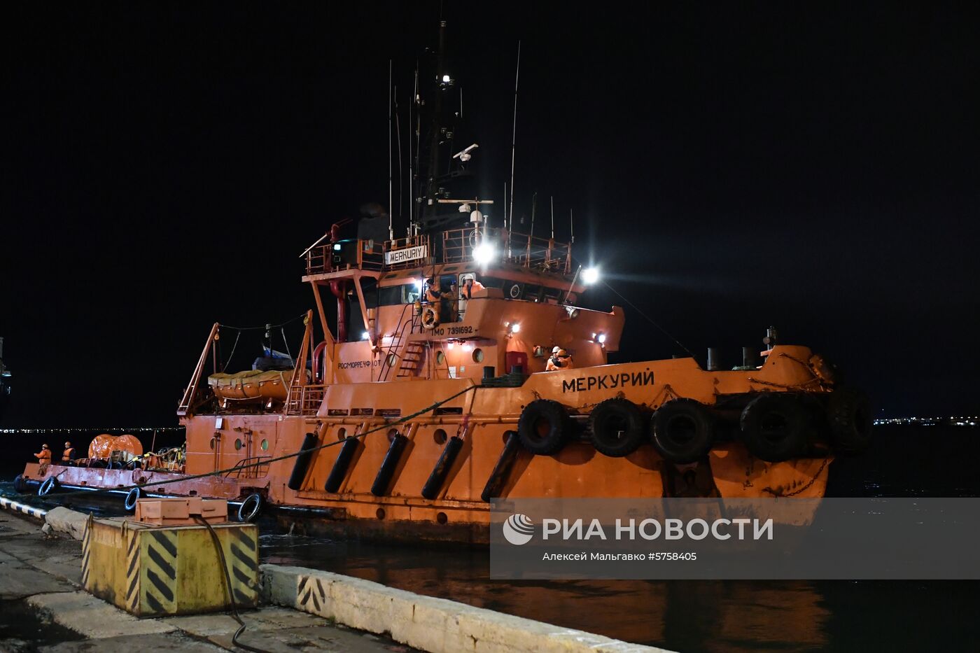 Пострадавшие моряки с горящих танкеров доставлены в Керчь