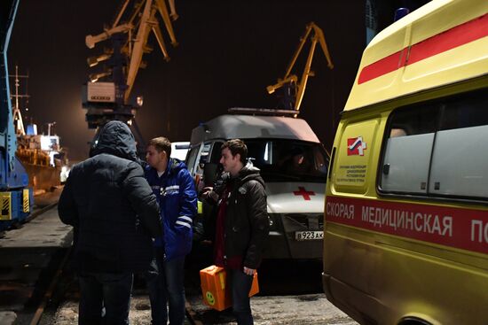 Пострадавшие моряки с горящих танкеров доставлены в Керчь