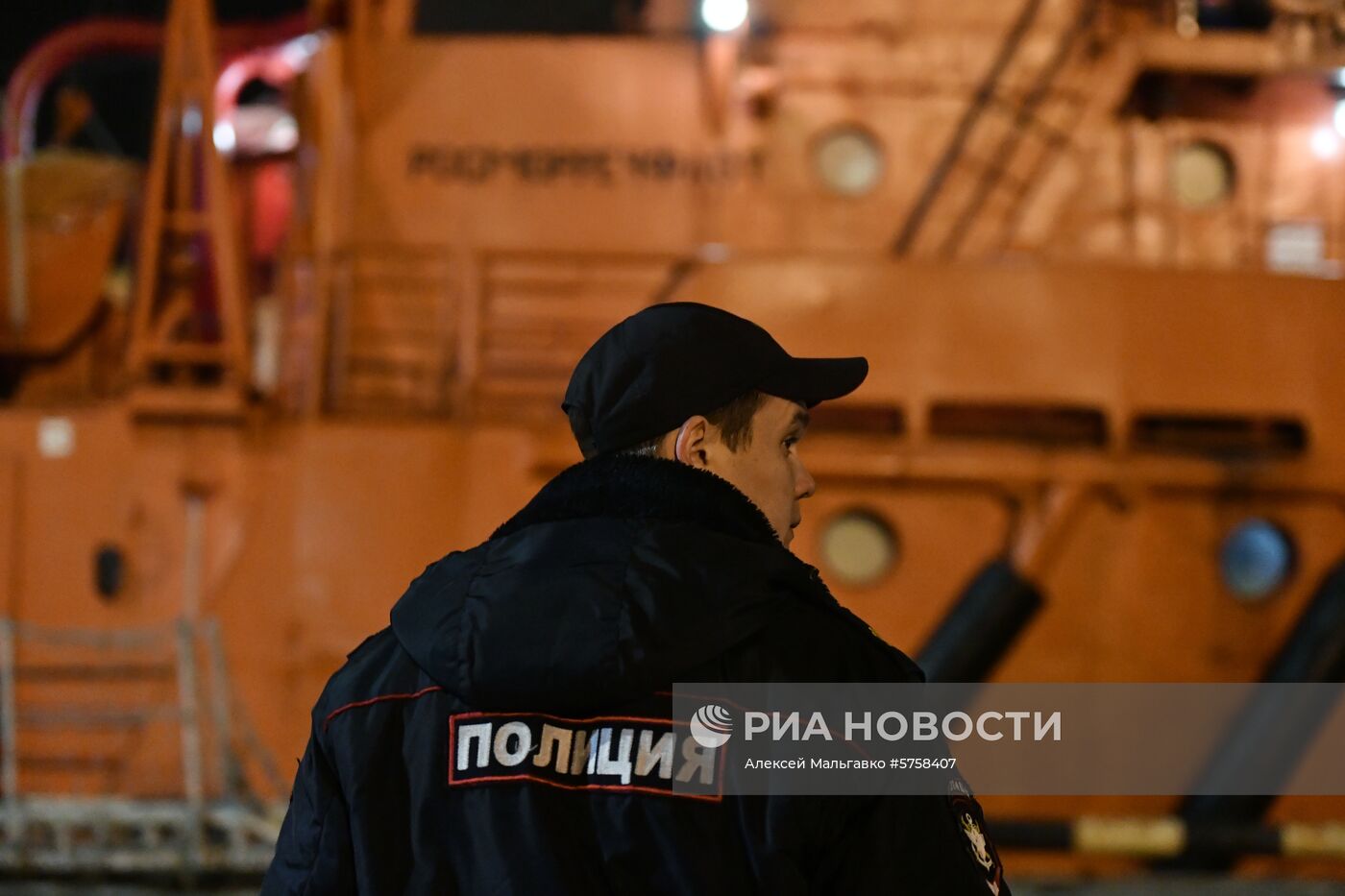 Пострадавшие моряки с горящих танкеров доставлены в Керчь