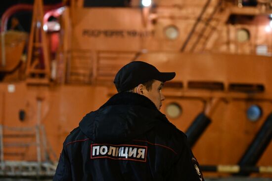 Пострадавшие моряки с горящих танкеров доставлены в Керчь