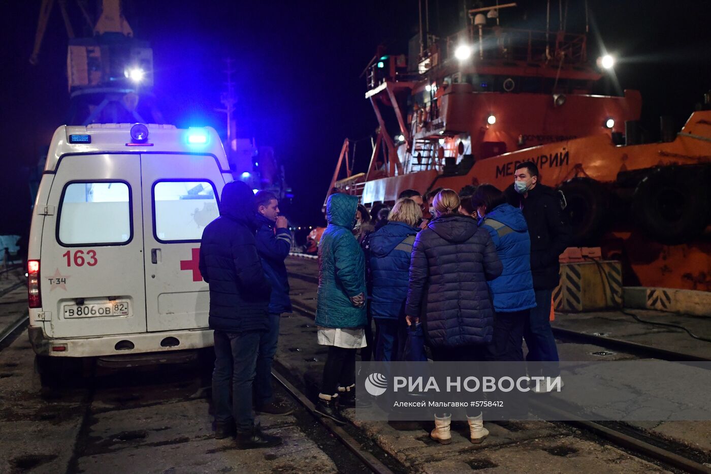 Пострадавшие моряки с горящих танкеров доставлены в Керчь