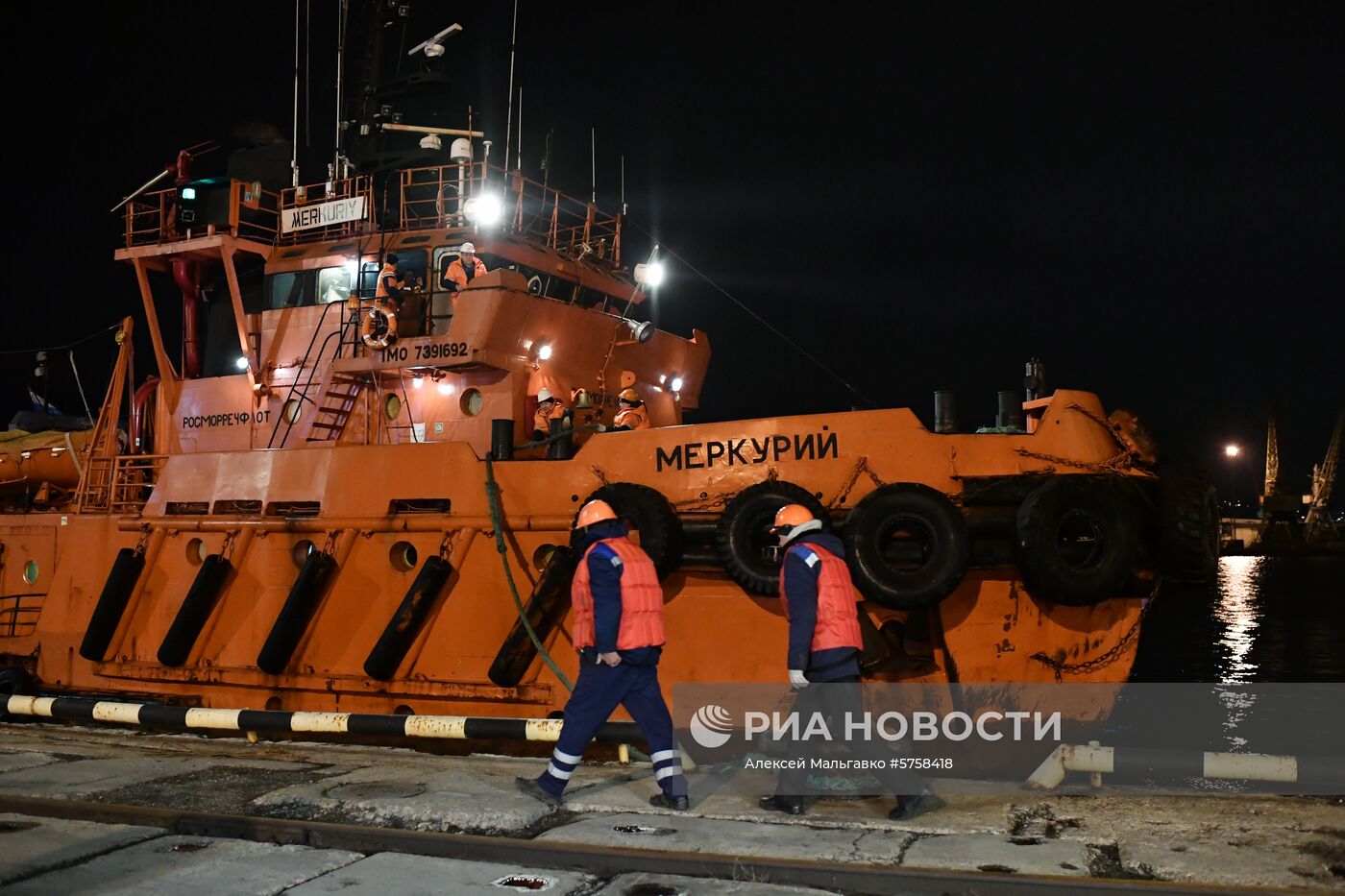 Пострадавшие моряки с горящих танкеров доставлены в Керчь