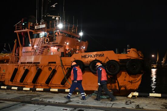 Пострадавшие моряки с горящих танкеров доставлены в Керчь