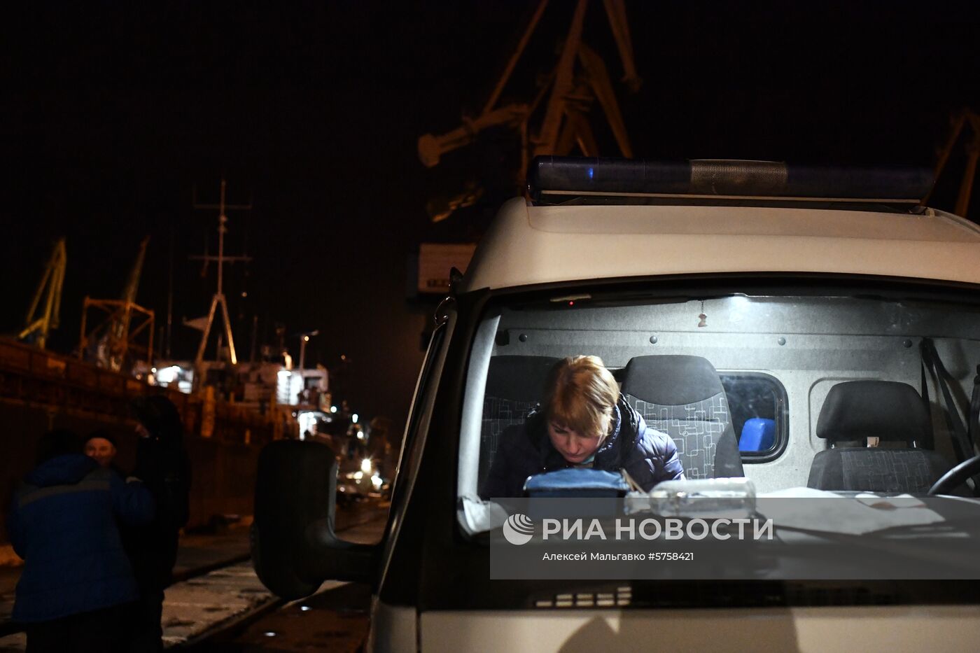 Пострадавшие моряки с горящих танкеров доставлены в Керчь