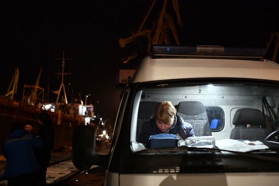 Пострадавшие моряки с горящих танкеров доставлены в Керчь