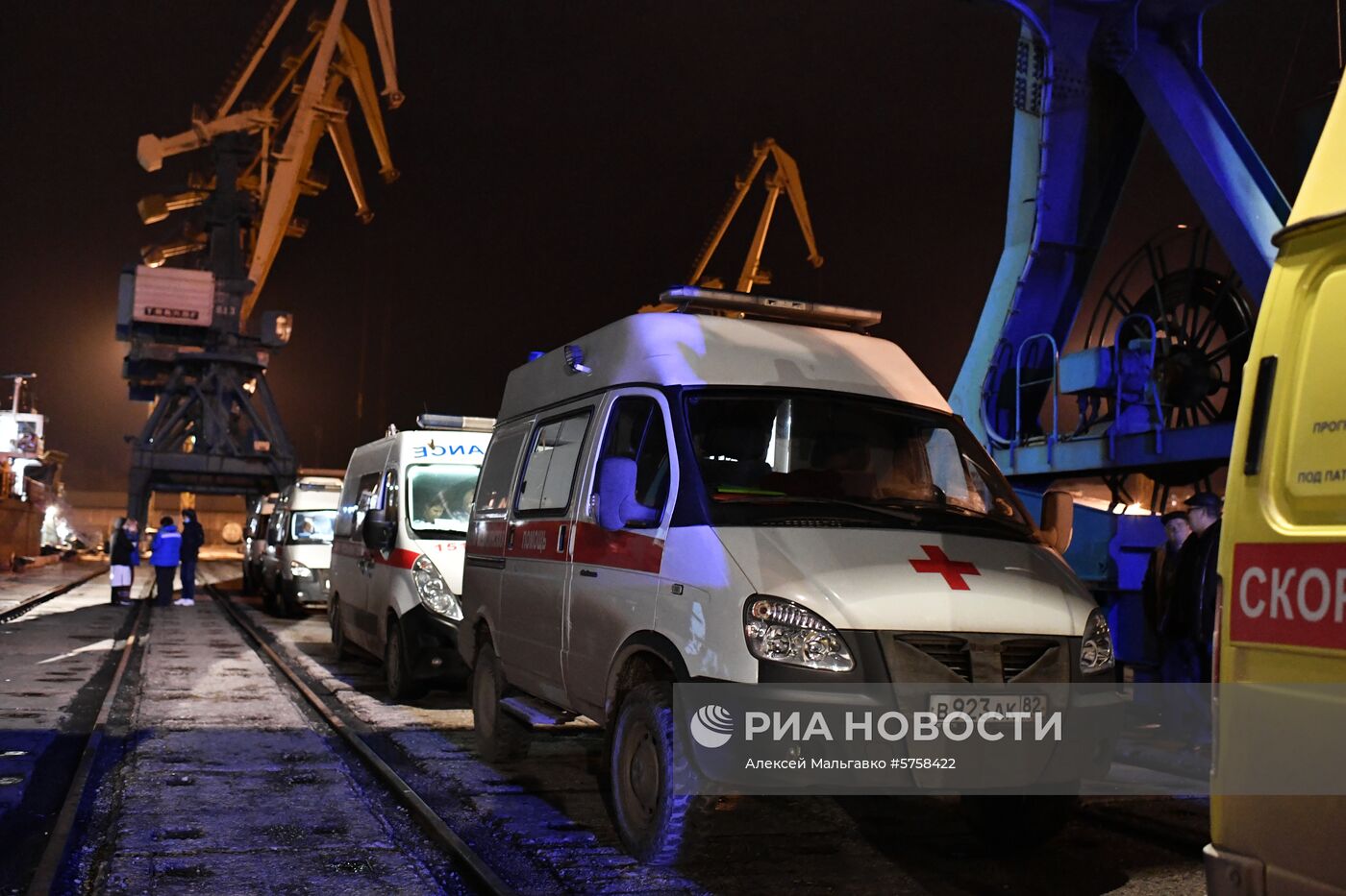 Пострадавшие моряки с горящих танкеров доставлены в Керчь