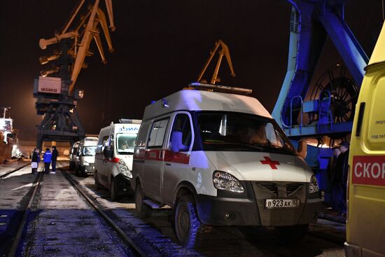 Пострадавшие моряки с горящих танкеров доставлены в Керчь