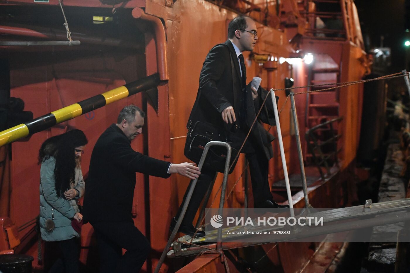 Пострадавшие моряки с горящих танкеров доставлены в Керчь