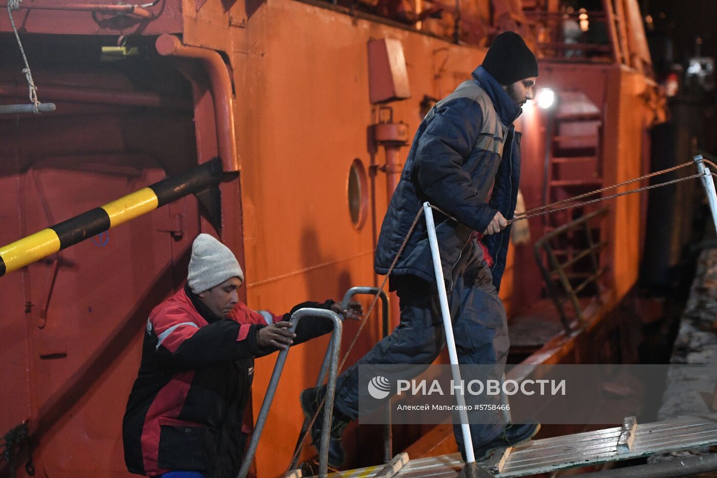 Пострадавшие моряки с горящих танкеров доставлены в Керчь