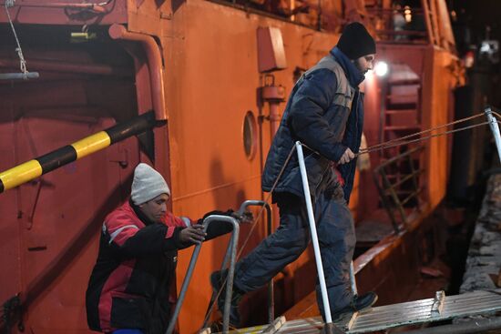 Пострадавшие моряки с горящих танкеров доставлены в Керчь