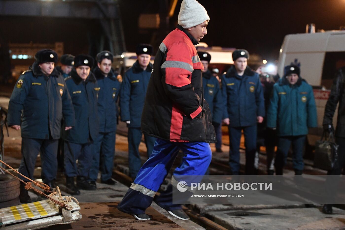 Пострадавшие моряки с горящих танкеров доставлены в Керчь