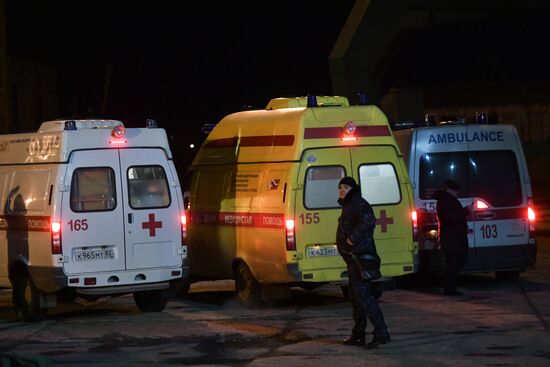 Пострадавшие моряки с горящих танкеров доставлены в Керчь