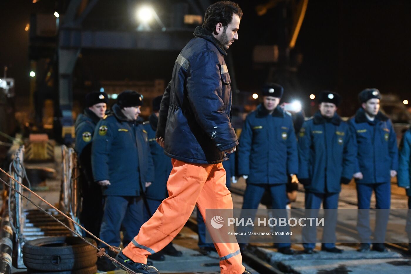 Пострадавшие моряки с горящих танкеров доставлены в Керчь