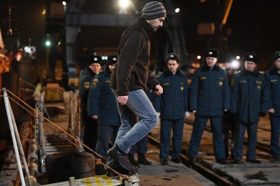 Пострадавшие моряки с горящих танкеров доставлены в Керчь