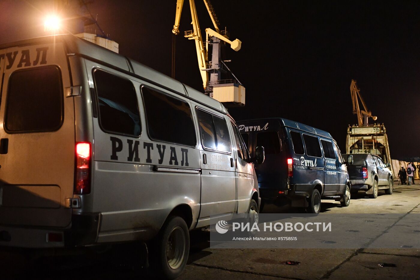 Пострадавшие моряки с горящих танкеров доставлены в Керчь