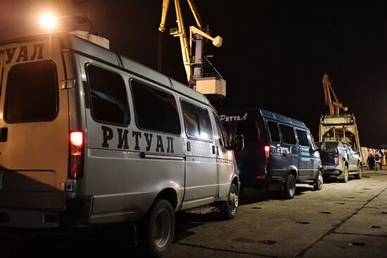 Пострадавшие моряки с горящих танкеров доставлены в Керчь