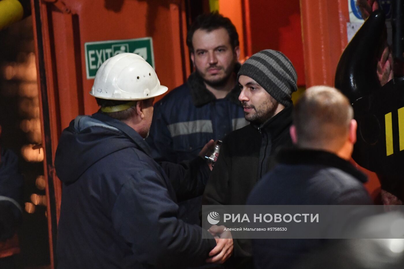 Пострадавшие моряки с горящих танкеров доставлены в Керчь