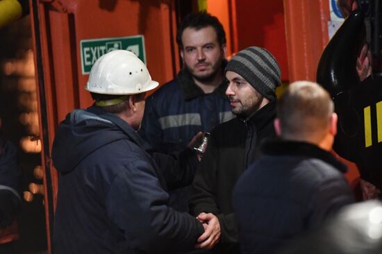 Пострадавшие моряки с горящих танкеров доставлены в Керчь