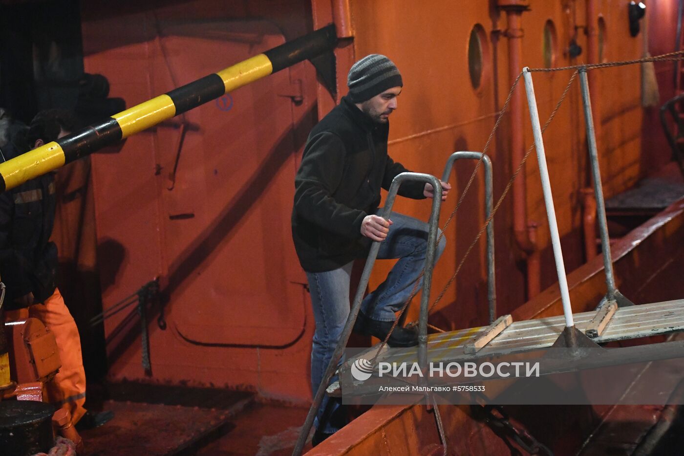 Пострадавшие моряки с горящих танкеров доставлены в Керчь