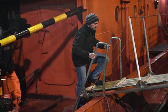 Пострадавшие моряки с горящих танкеров доставлены в Керчь