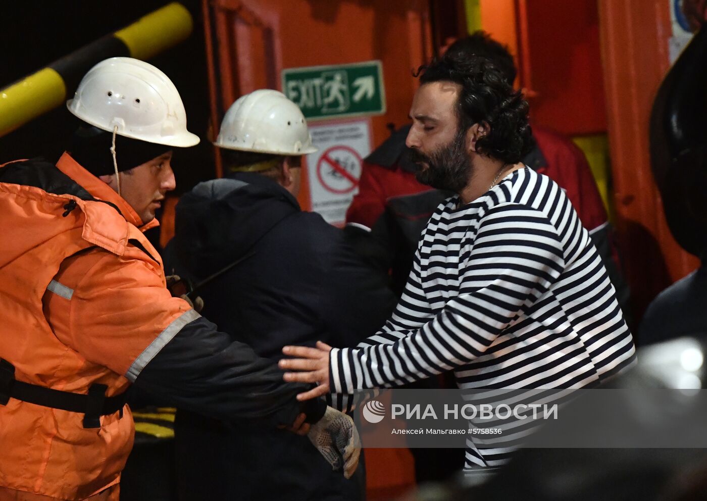 Пострадавшие моряки с горящих танкеров доставлены в Керчь