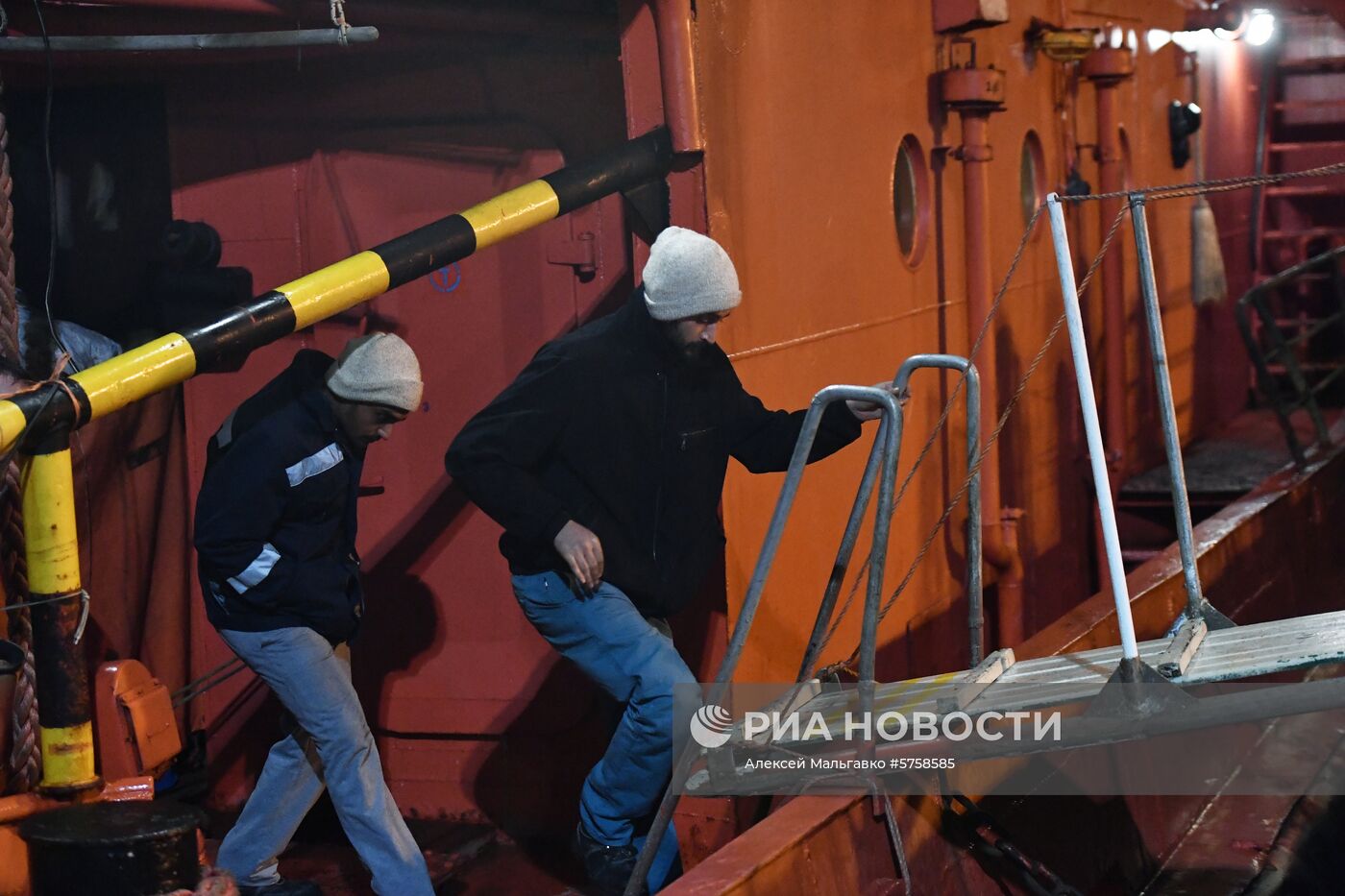 Пострадавшие моряки с горящих танкеров доставлены в Керчь