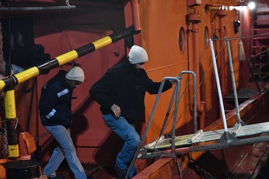 Пострадавшие моряки с горящих танкеров доставлены в Керчь