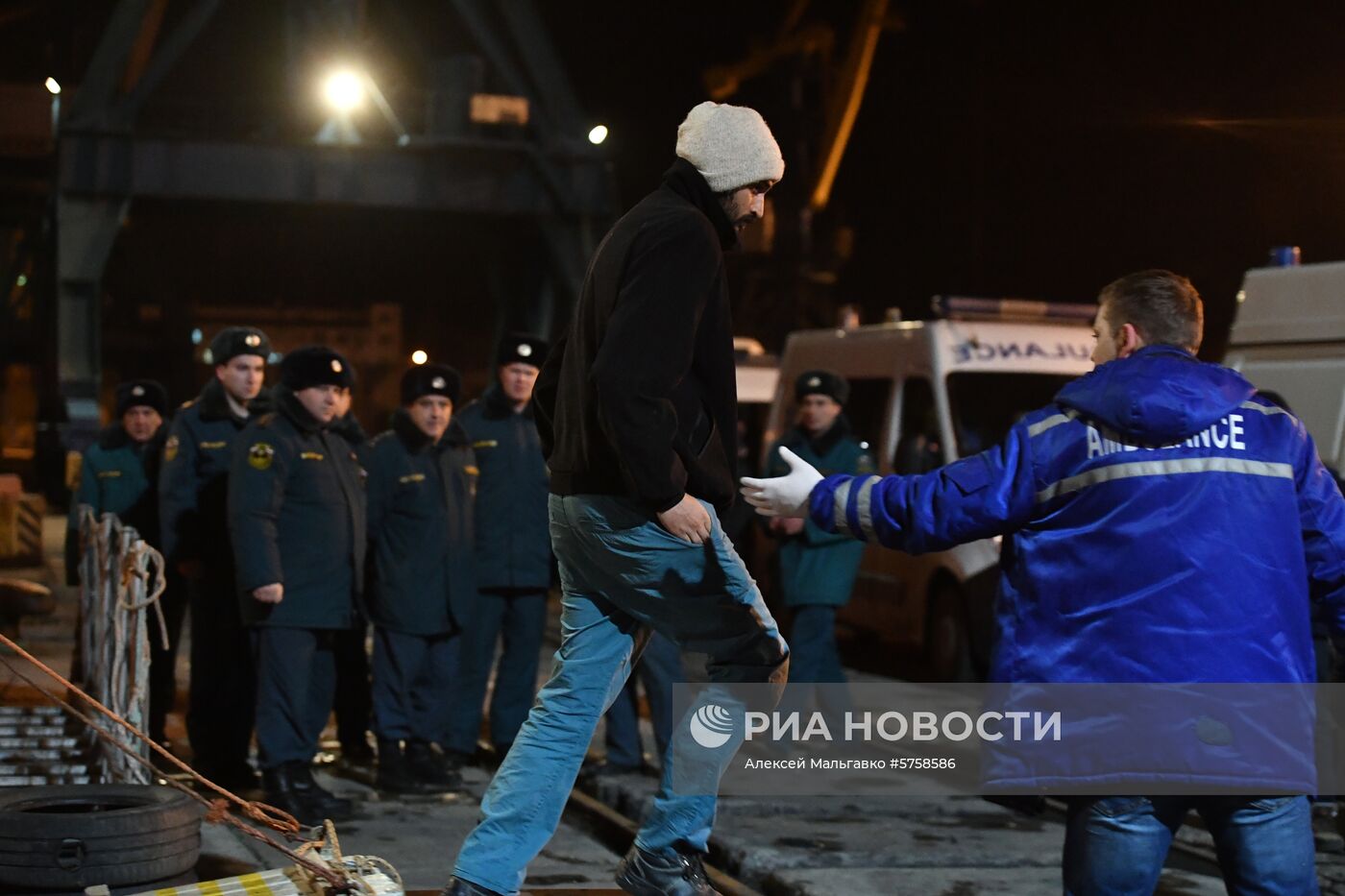 Пострадавшие моряки с горящих танкеров доставлены в Керчь