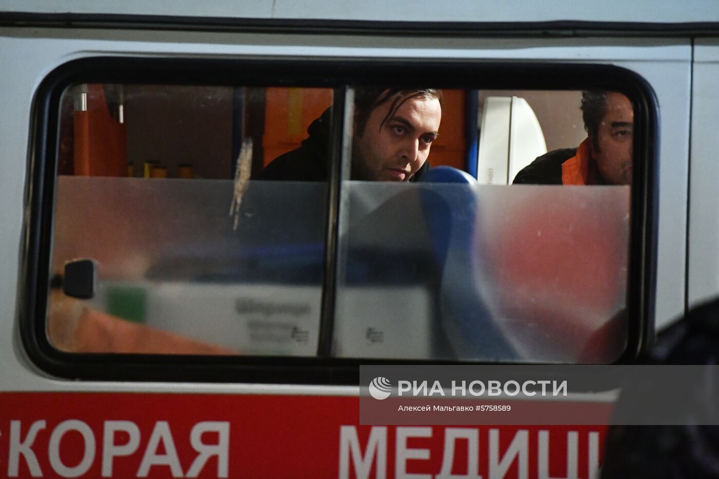 Пострадавшие моряки с горящих танкеров доставлены в Керчь