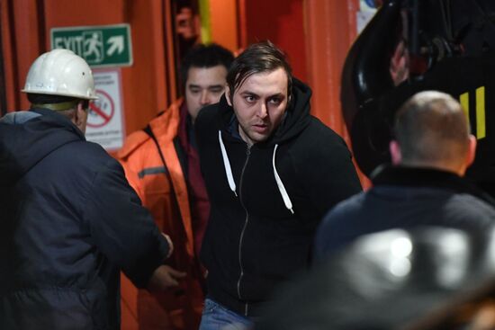 Пострадавшие моряки с горящих танкеров доставлены в Керчь