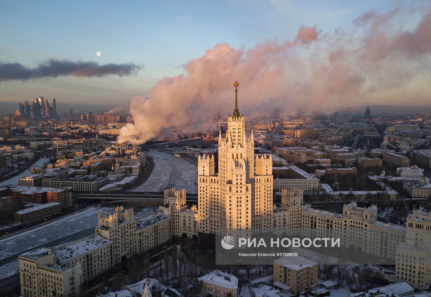 Высотка на Котельнической набережной в Москве