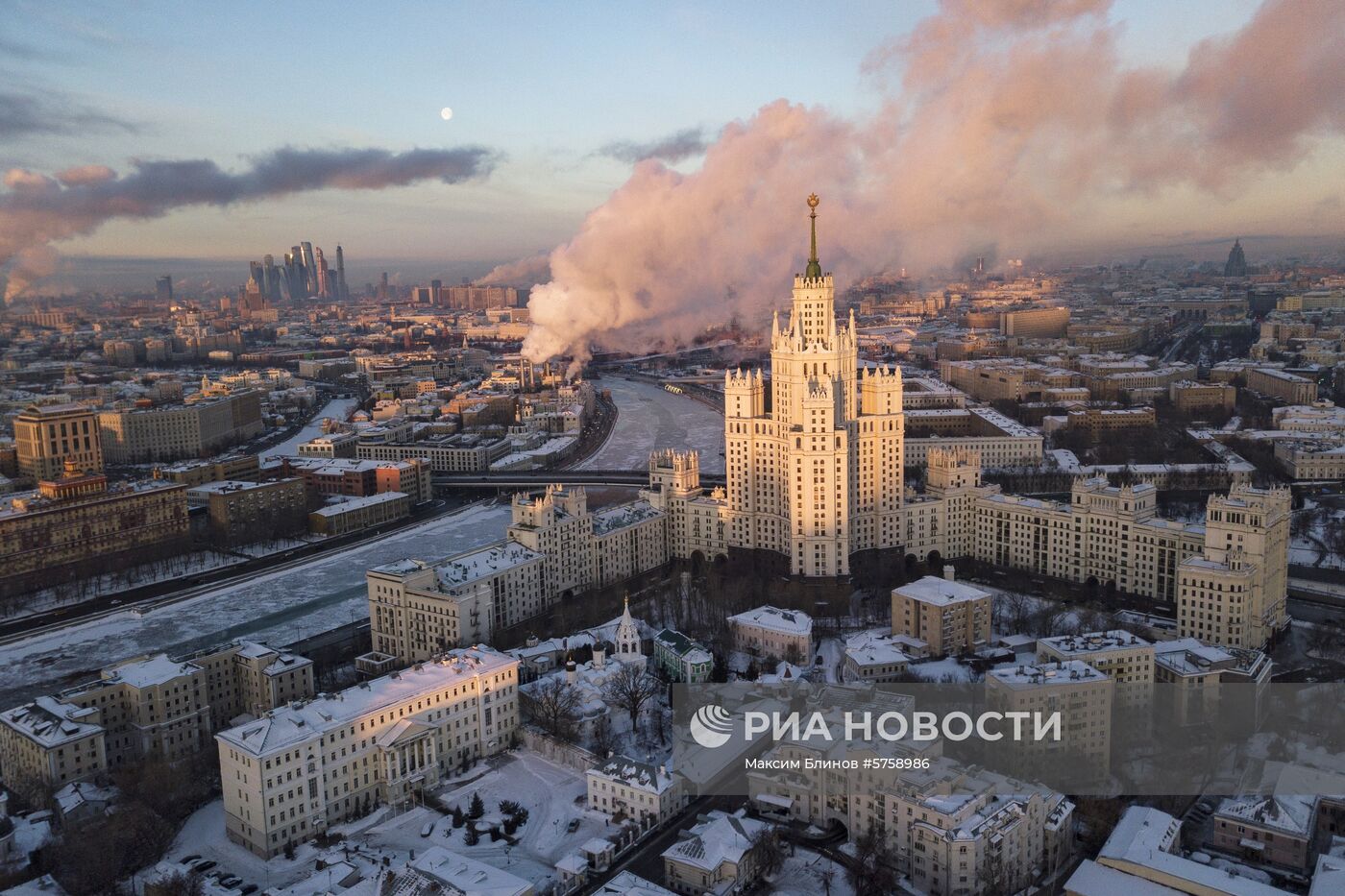 Высотка на Котельнической набережной в Москве